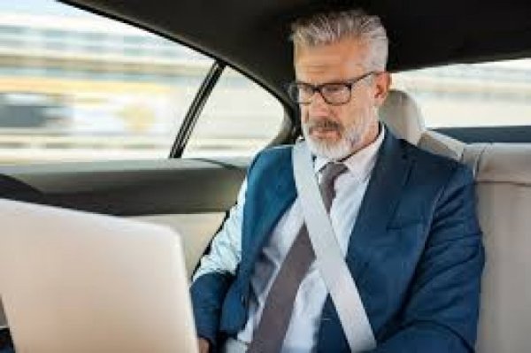 Случва се шофьорът да се разсее и да пропусне изход. Но в никакъв случай не му давайте акъл с боен вик за завой. Доверете се на водача, той трябва да вземе сам решението. Ако не можеше да го прави, сигурно ще ви предложи на вас да седнете зад волана.
